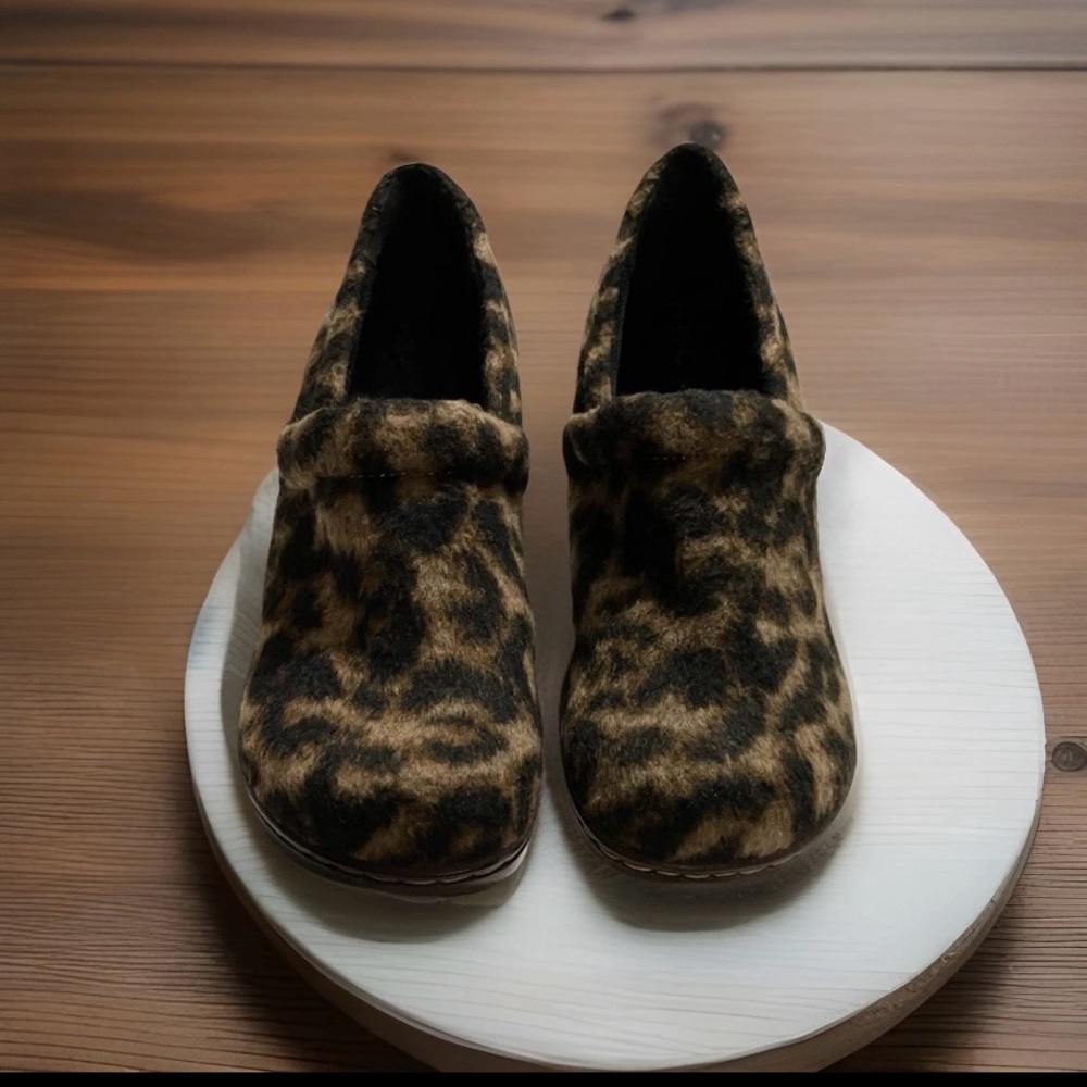 Born Boc Peggy Clog
Leopard Print Suede
Women 7.5 M